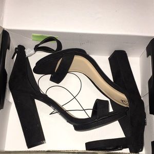 Ankle strap, chunky heel shoe in black